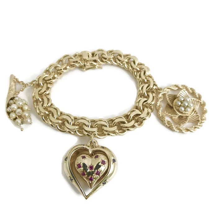 PEARL DREAMCATCHER HEART CHARM BRACELET 14K YELLOW GOLD: Pearl Dreamcatcher Heart Charm Bracelet 14K Yellow Gold Brand: Estate Type/Style: Bracelet Material: 14K Yellow Gold, Main Stone Cultured Color: Gold Size: Length: 7.25 Inches Width: 11 mm chain, 1.5 