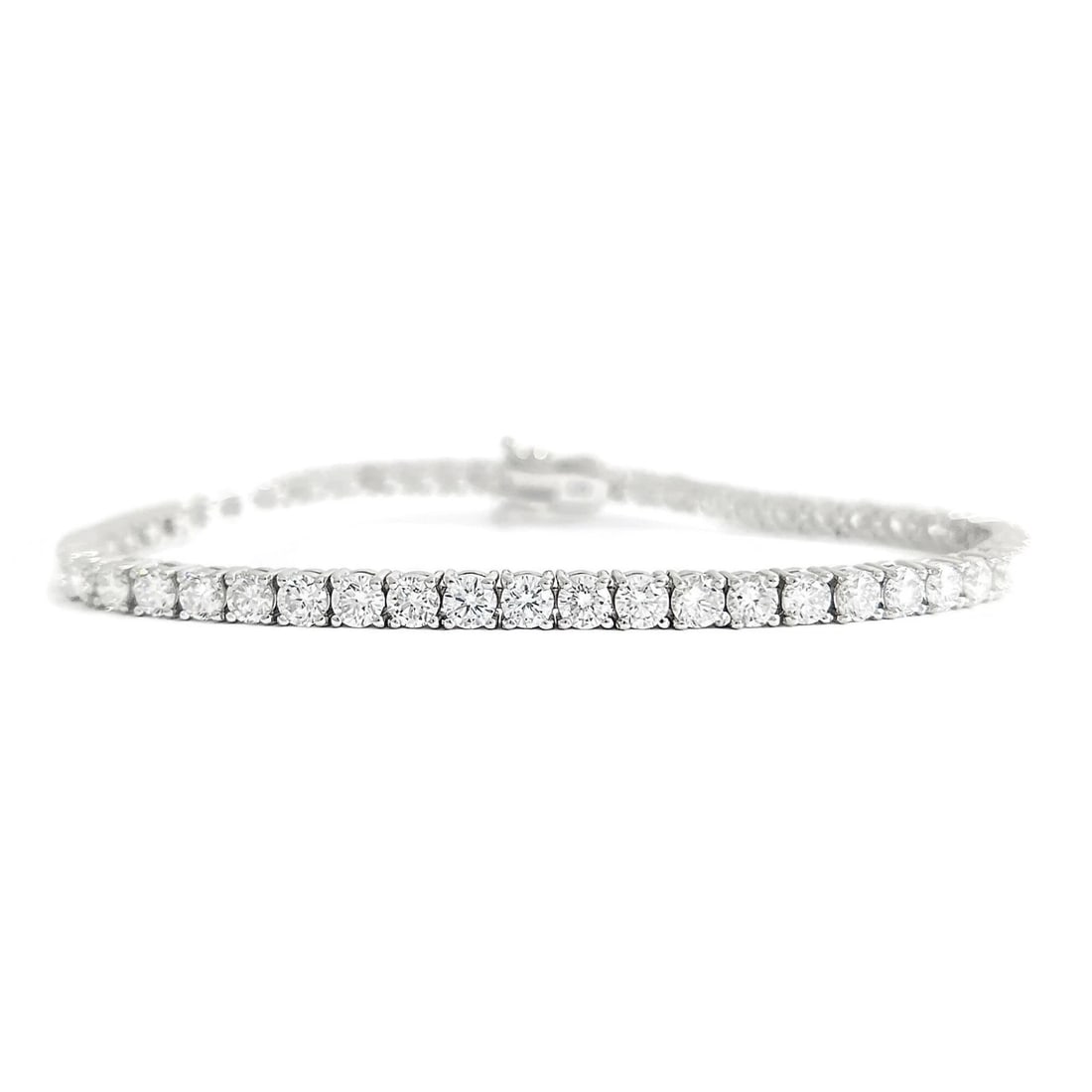ROUND LAB-CREATED DIAMOND TENNIS BRACELET 14K WHITE GOLD: Round Lab-Created Diamond Tennis Bracelet 14K White Gold Brand: Unbranded Type/Style: Bracelet Material: 14K White Gold, Main Stone Lab-Created Color: White Size: Length: 7 inches Width: 3.4 mm Ac