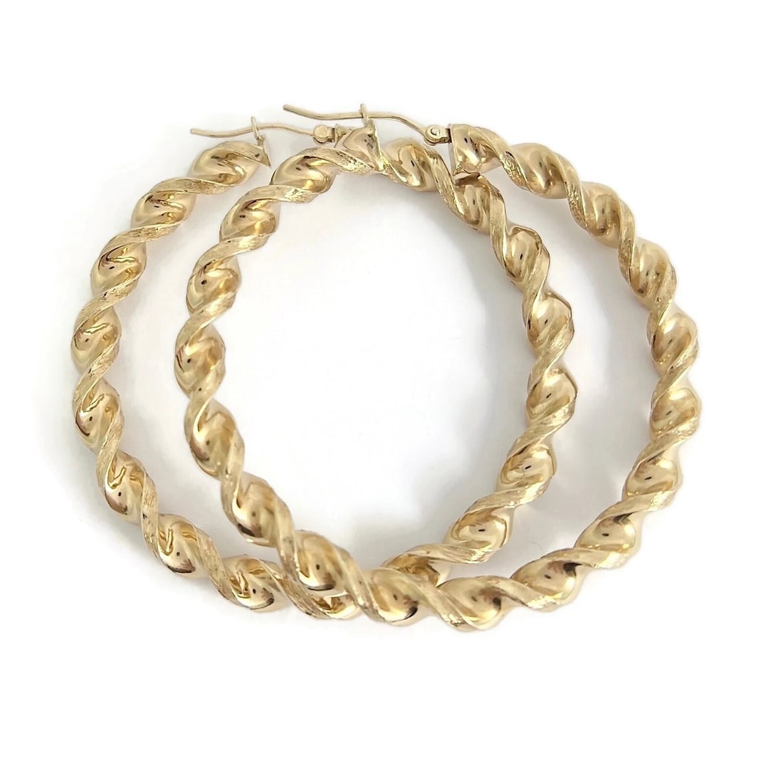 BIG SPIRAL TWISTED HOOP EARRINGS 9K YELLOW GOLD: Big Spiral Twisted Hoop Earrings 9K Yellow Gold Brand: Estate Type/Style: Earrings Material: 9K Yellow Gold, Color: Gold Size: Length: 2.5 inches Width: 6 mm Accessories: None Accessories