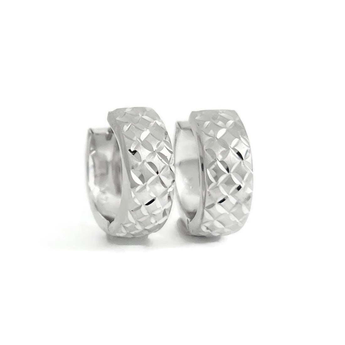 TEXTURED WIDE SMALL HOOP HUGGIE EARRINGS 14K WHITE GOLD: Textured Wide Small Hoop Huggie Earrings 14K White Gold Brand: Unbranded Type/Style: Earrings Material: 14K White Gold, Color: Silver Size: Length: 15.5 mmWidth: 6 mm Accessories: None Acc