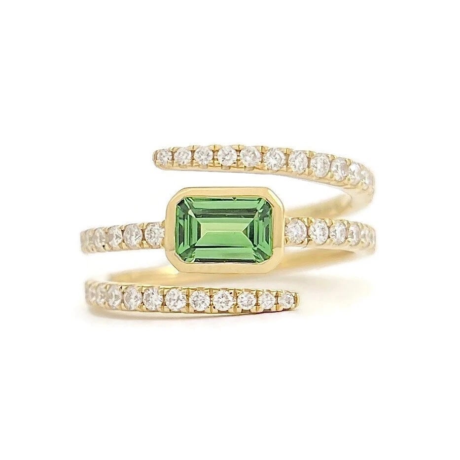 GREEN TSAVORITE GEMSTONE DIAMOND SPIRAL STATEMENT RING: Green Tsavorite Gemstone Diamond Spiral Statement Ring Brand: Unbranded Type/Style: Ring Material: 14K Yellow Gold, Main Stone Natural Color: Gold Size: 6.5 US Accessories: None Accessorie