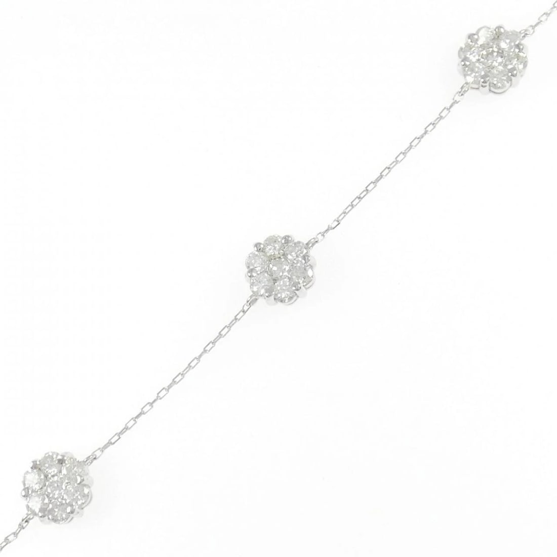 K18WG FLOWER DIAMOND BRACELET: K18WG Flower Diamond Bracelet Brand: Unbranded Type/Style: Bracelet Material: K18 white gold, Color: WG Size: Actual Size Max width approx: 7.2mm Size 19.5cm Accessories: None Accessories Notice:
