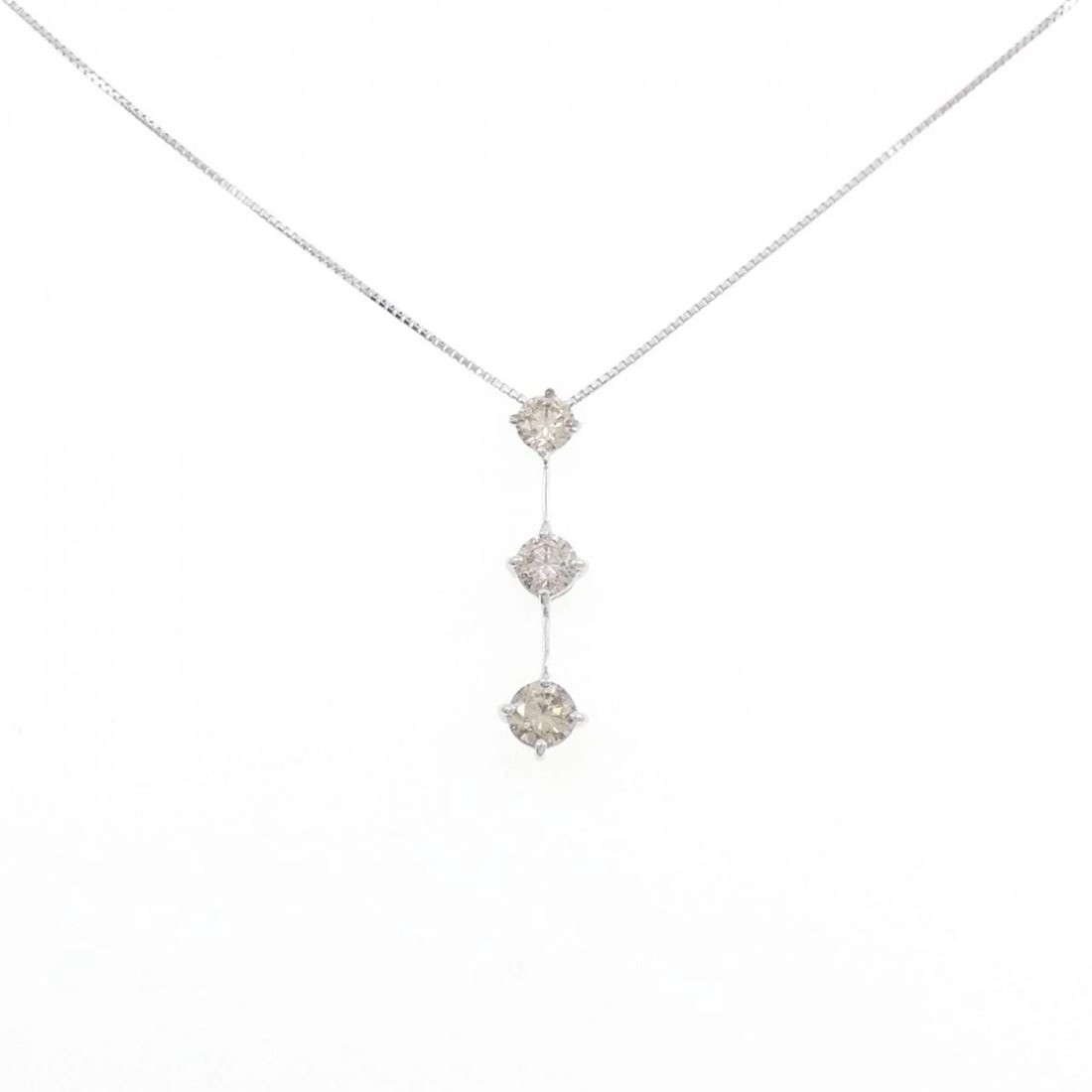 K18WG THREE STONE DIAMOND NECKLACE: K18WG Three Stone Diamond Necklace Brand: Unbranded Type/Style: Diamond Necklace Material: K18 white gold, Color: WG Size: Actual Size Pendant length approx. x width approx.: 26.9mmx6.4mm Chain