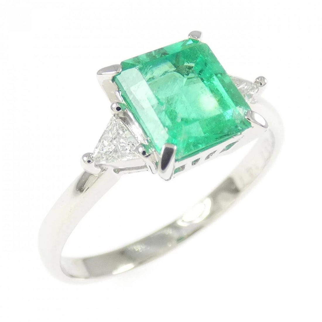 PT900 EMERALD RING: PT900 Emerald Ring Brand: Unbranded Type/Style: Emerald Ring Material: PT900, Main Stone Emerald Color: PT Size: US7 3/4 Accessories: None Accessories Notice: When purchasing pre-owned goods, please