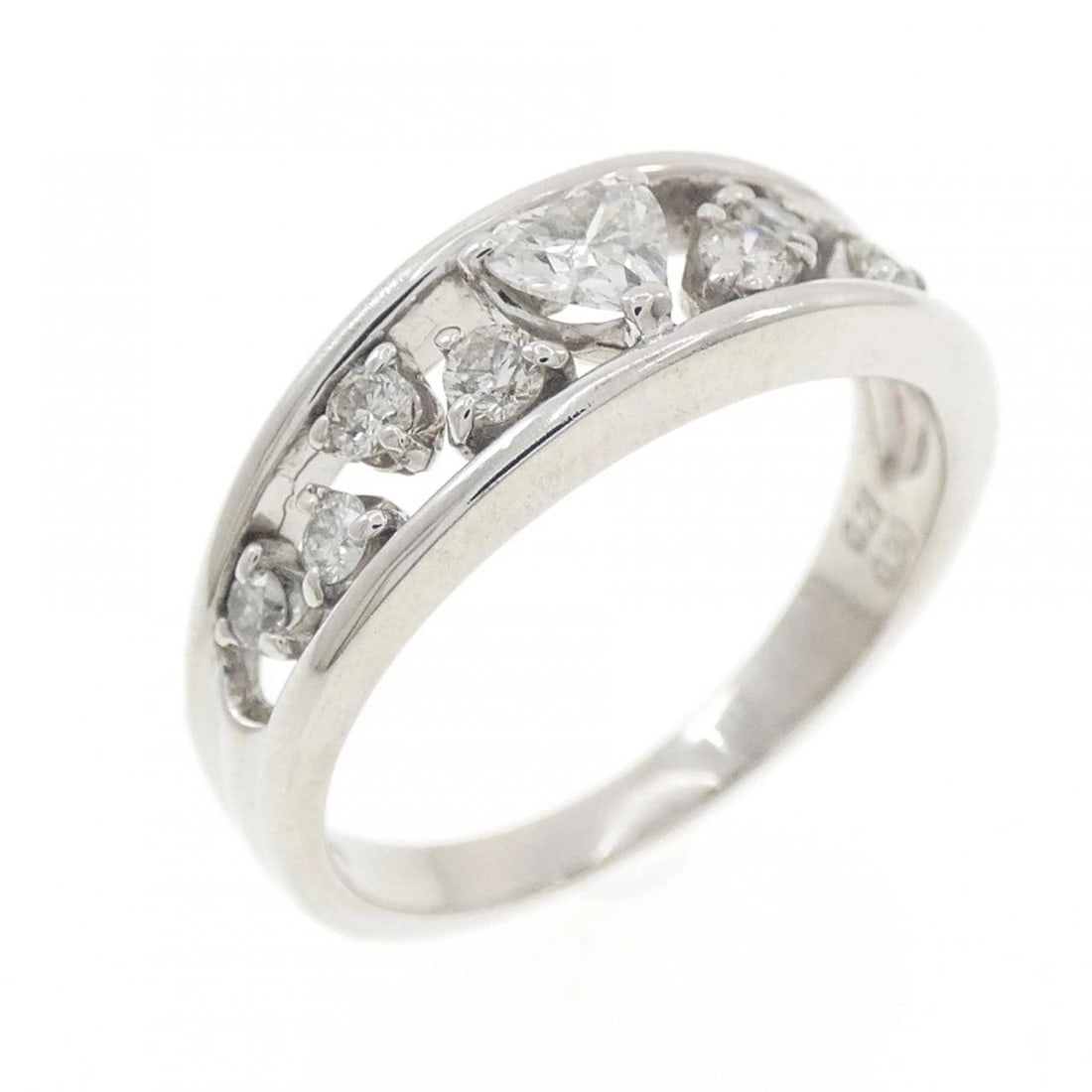 K18WG HEART DIAMOND RING: K18WG Heart Diamond Ring Brand: Unbranded Type/Style: Diamond Ring Material: K18 white gold, Color: WG Size: US7 3/4 Accessories: None Accessories Notice: When purchasing pre-owned goods, please