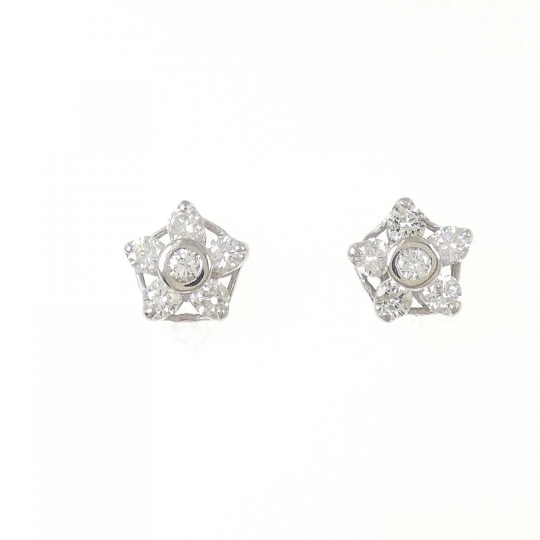 PT850/PT900 FLOWER DIAMOND PIERCE: PT850/PT900 Flower Diamond Pierce Brand: Unbranded Type/Style: Diamond Pierce/Earring Material: PT850/PT900, Color: PT Size: Actual Size Approx. height x width: 7.6mm x 7.8mm Accessories: None