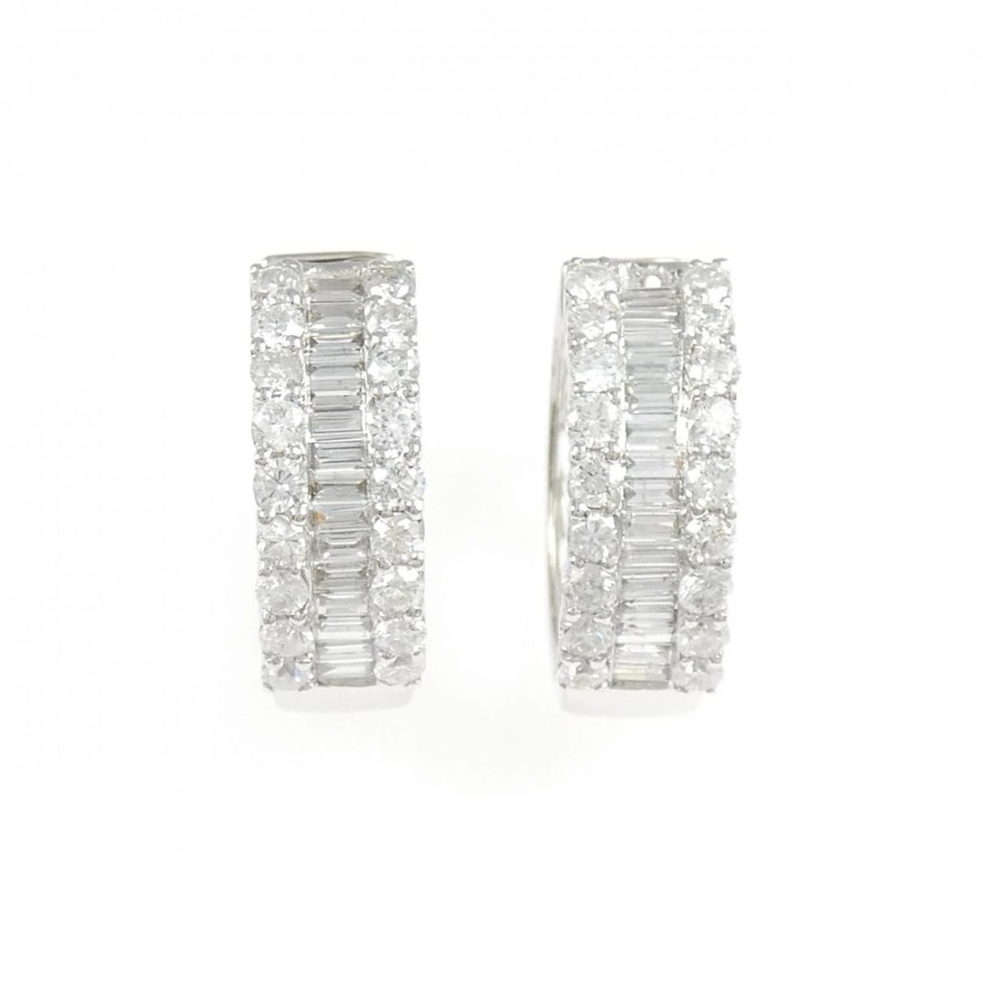 K18WG DIAMOND PIERCE: K18WG Diamond Pierce Brand: Unbranded Type/Style: Diamond Pierce/Earring Material: K18WG, Color: WG Size: Actual Size Approximate dimensions (height x width): 19.3mm x 6.4mm Accessories: None