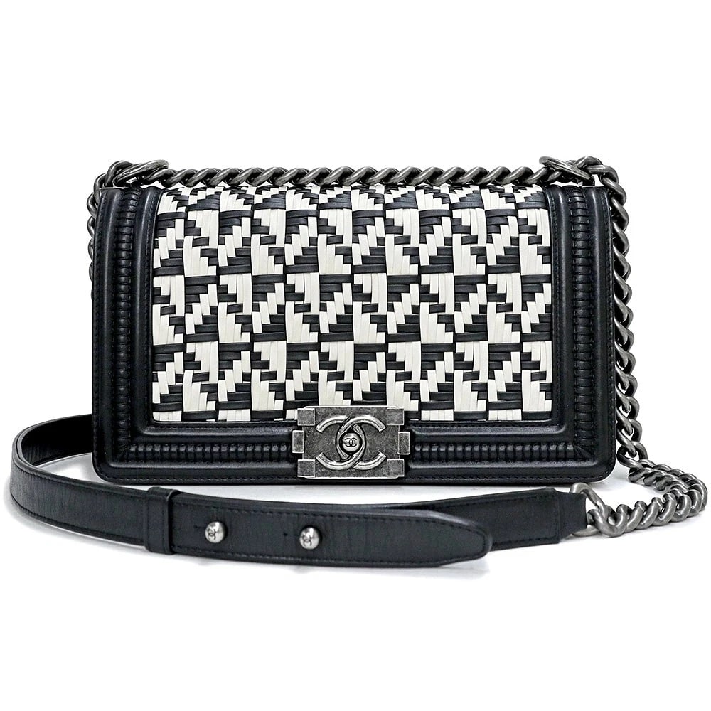 CHANEL BOY SHOULDER BAG BLACK WHITE: CHANEL Boy Shoulder Bag Black White Brand: CHANEL Type/Style: Shoulder Bag Material: Leather Color: Black X White Size: W: 25cm x H: 15cm x D: 7cm Accessories: None Accessories Notice: When