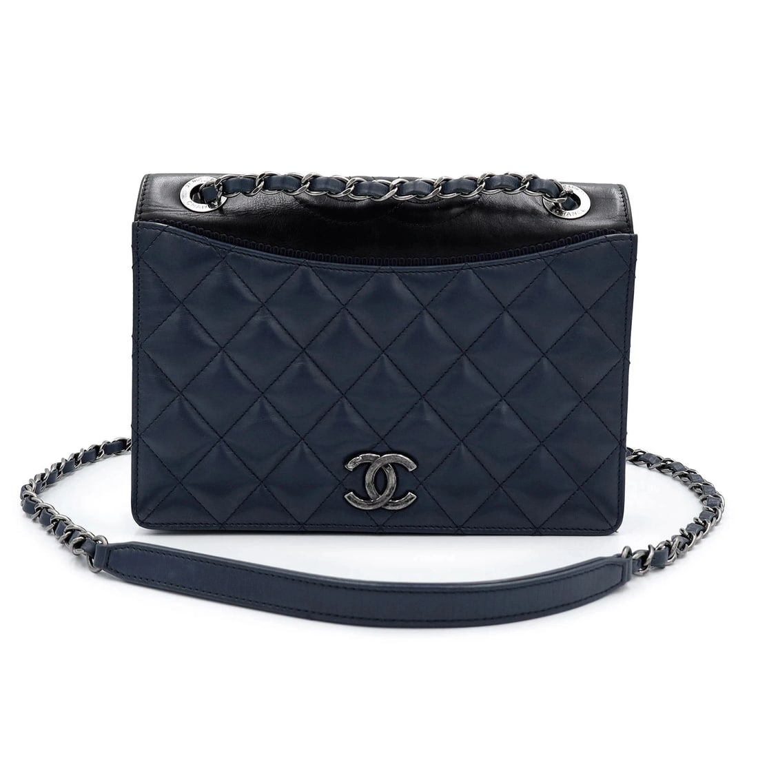 CHANEL COCO MARK NAVY BLACK SHOULDER BAG: CHANEL Coco Mark Navy Black Shoulder Bag Brand: CHANEL Type/Style: Shoulder Bag Material: Lambskin (Sheepskin) Color: Navy X Black Size: W: 23cm x H: 16cm x D: 6cm Accessories: None Accessories