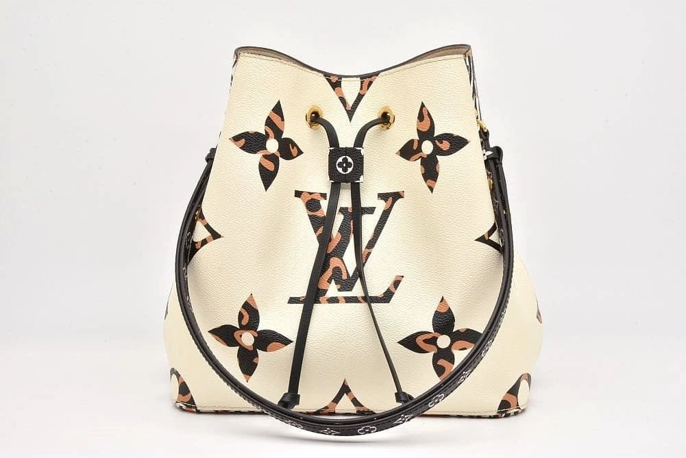 LOUIS VUITTON MONOGRAM JUNGLE NEONOE DRAWSTRING BAG: Louis Vuitton Monogram Jungle NeoNoe Drawstring Bag Brand: LOUIS VUITTON Type/Style: Drawstring Bag Material: Giant Monogram Canvas / Monogram Canvas Color: Ivory Multicolor Size: W26 x H26 x D17.5cm 