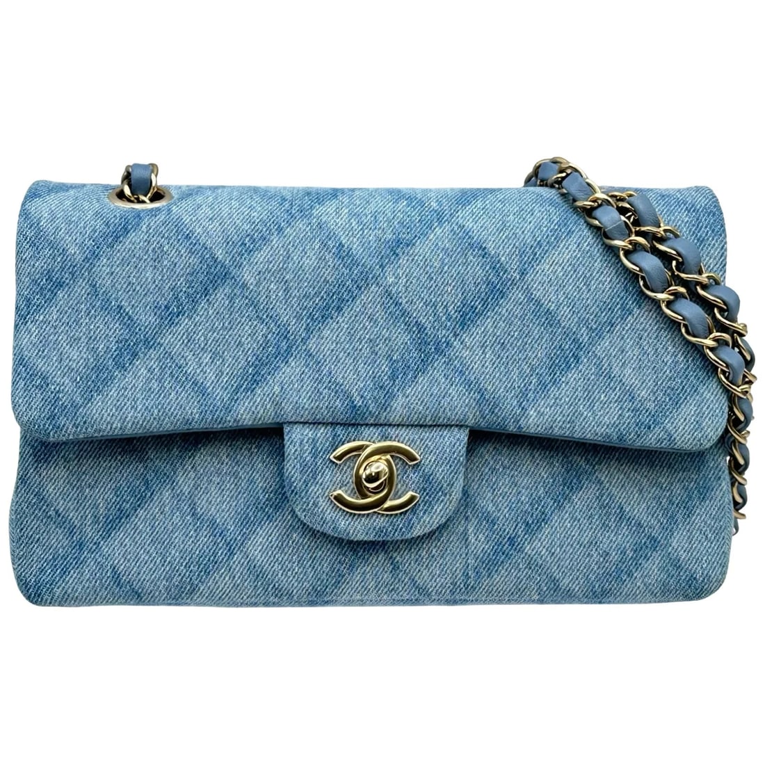 CHANEL MATELASSE BLUE GHW DENIM SHOULDER BAG: CHANEL Matelasse Blue GHW Denim Shoulder Bag Brand: CHANEL Type/Style: Shoulder Bag Material: Denim Color: Blue / GD Hardware Size: W: 23cm / H: 14cm / D: 6.5cm Accessories: None Accessori