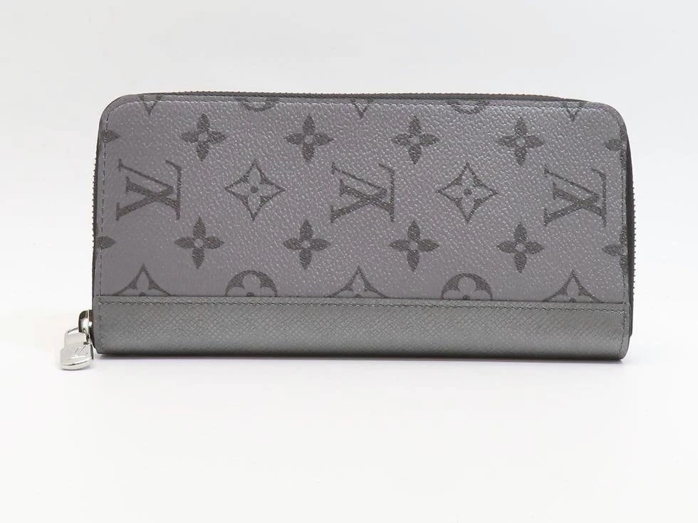 LOUIS VUITTON TAIGA LEATHER/SILVER ZIPPY WALLET: Louis Vuitton Taiga Leather/Silver Zippy Wallet Brand: LOUIS VUITTON Type/Style: Wallet Material: Tiger Lama Color: Silver Size: H 10 x W 20 x G 2cm Accessories: None Accessories Notice: When