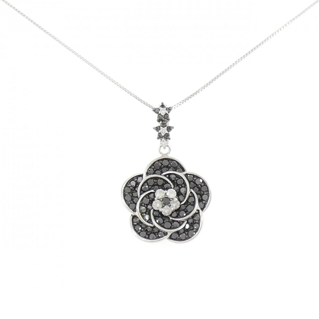 K18WG/K18BG FLOWER DIAMOND NECKLACE: K18WG/K18BG Flower Diamond Necklace Brand: Unbranded Type/Style: Diamond Necklace Material: K18WG/K18BG, Color: WG BG Size: Actual Size Pendant length approx. x width approx.: 26.5mmx16.9mm Chain