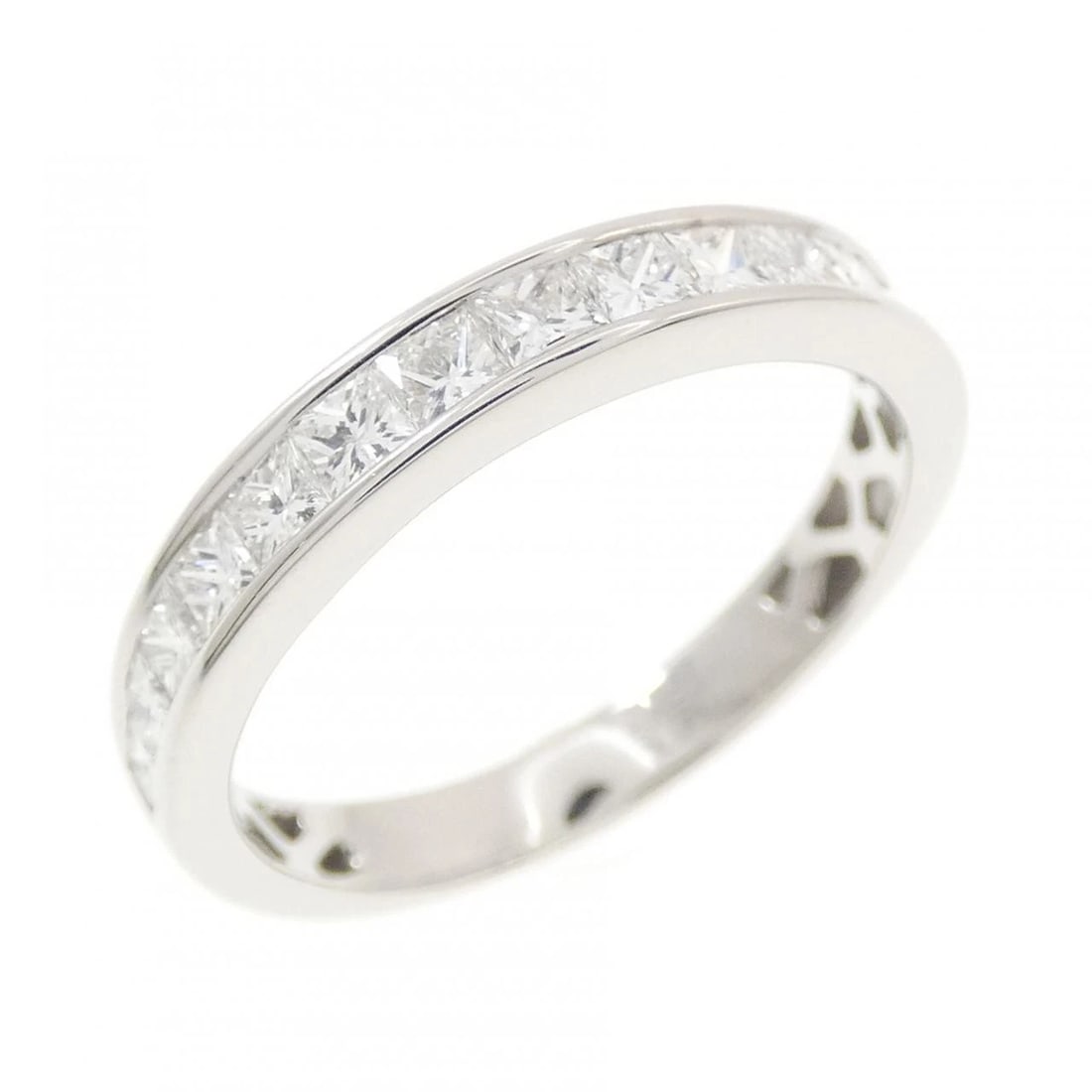 K18WG DIAMOND RING: K18WG Diamond Ring Brand: Unbranded Type/Style: Diamond Ring Material: K18WG, Color: WG Size: US6 1/2 Accessories: None Accessories Notice: When purchasing pre-owned goods, please refer to the photos