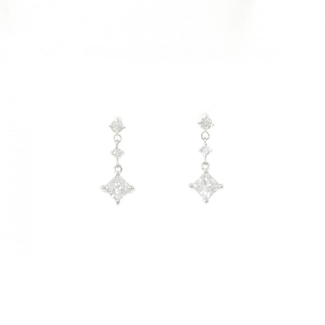 K18WG DIAMOND PIERCING: K18WG Diamond Piercing Brand: Unbranded Type/Style: Diamond Pierce/Earring Material: K18WG, Color: WG Size: Actual Size Approx. height x width: 15.5mm x 5.8mm Accessories: None Accessories Notice: