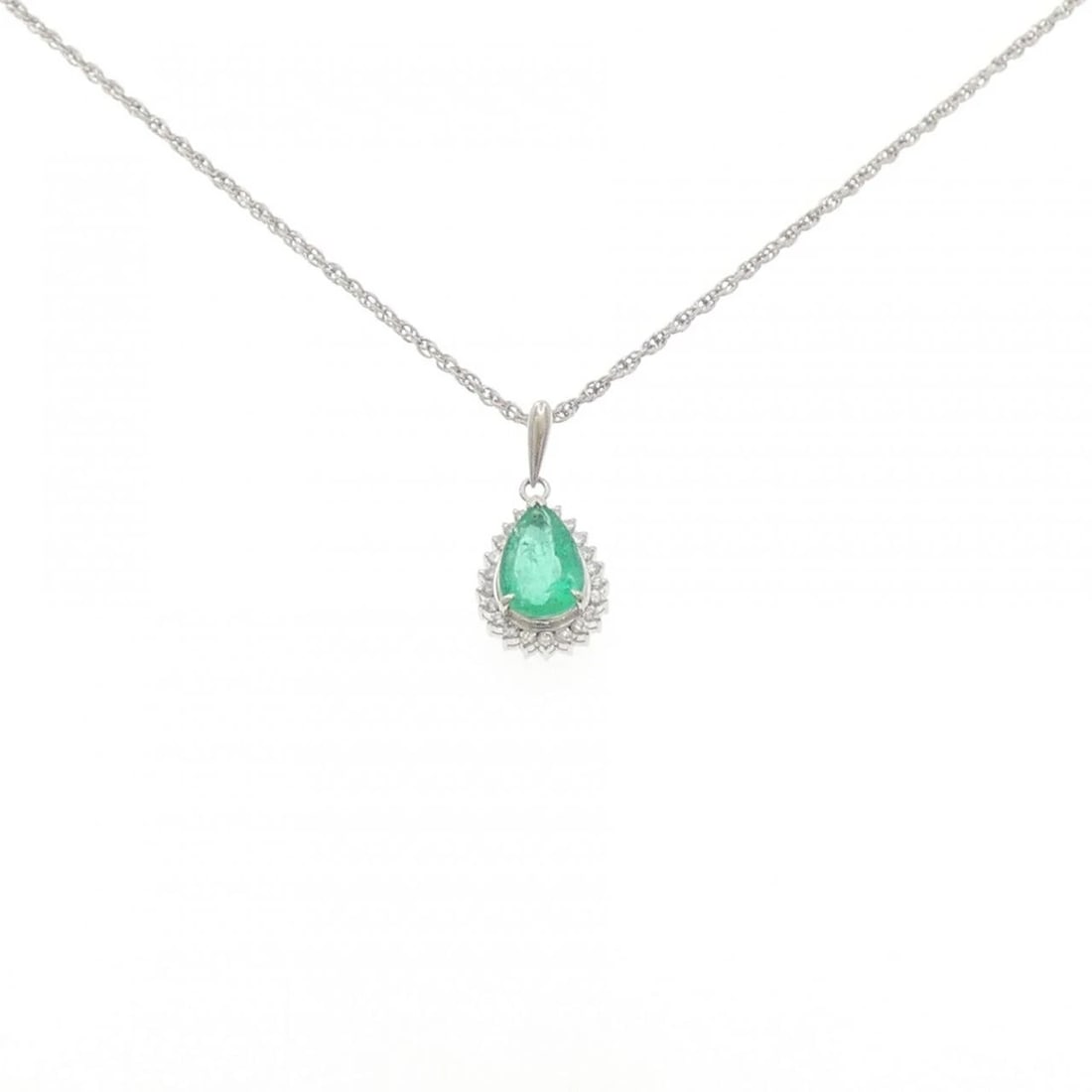 PT900/PT850 EMERALD NECKLACE: PT900/PT850 Emerald Necklace Brand: Unbranded Type/Style: Emerald Necklace Material: PT900/PT850, Main Stone Emerald Color: PT Size: Size Length 42cm Accessories: None Accessories Notice: When