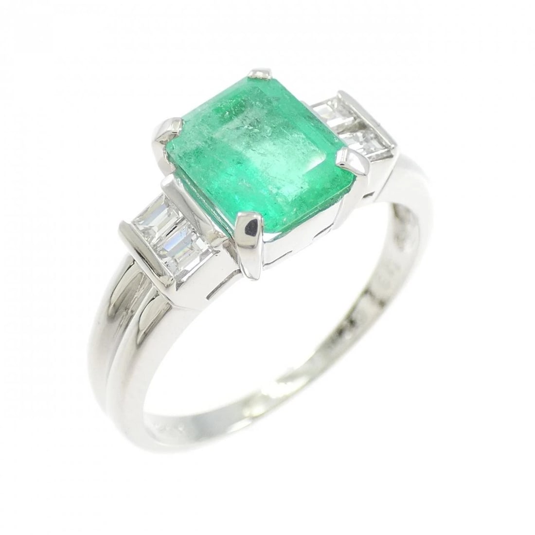 PT900 EMERALD RING: PT900 Emerald Ring Brand: Unbranded Type/Style: Emerald Ring Material: PT900, Main Stone Emerald Color: PT Size: US6 1/4 Accessories: None Accessories Notice: When purchasing pre-owned goods, please