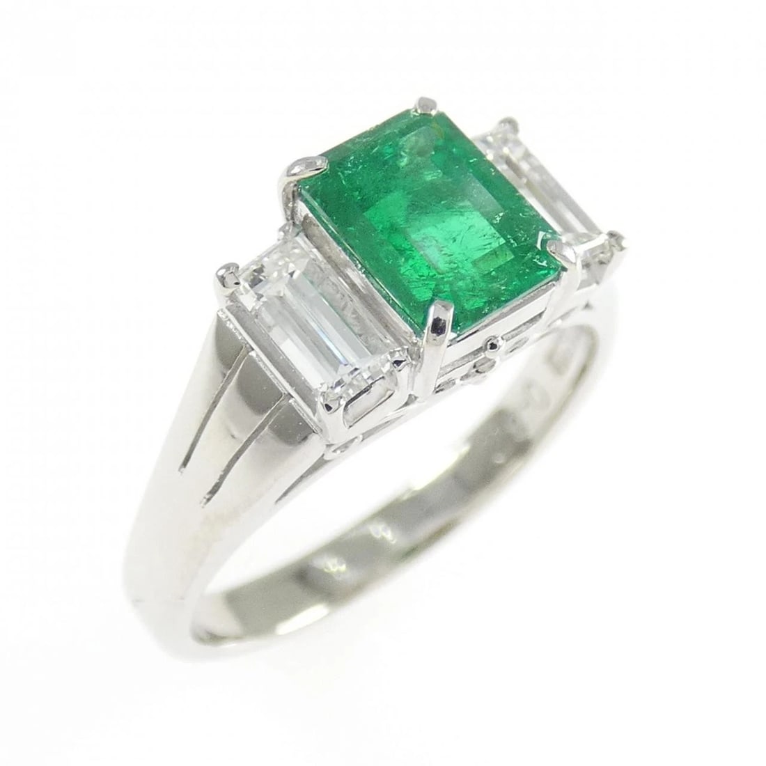 PT900 EMERALD RING: PT900 Emerald Ring Brand: Unbranded Type/Style: Emerald Ring Material: PT900, Main Stone Emerald Color: PT Size: US4 1/2 Accessories: None Accessories Notice: When purchasing pre-owned goo