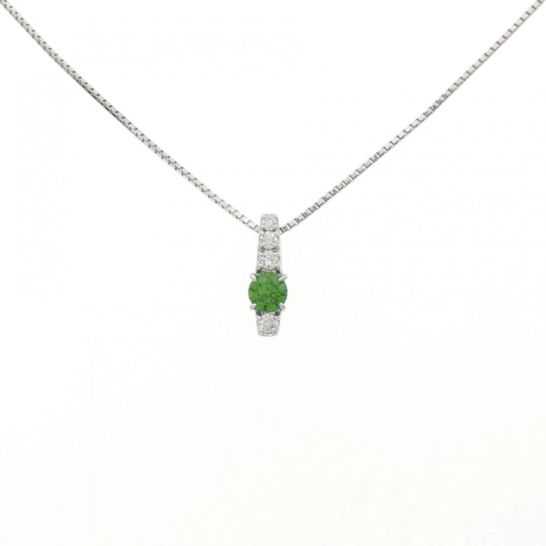 PT900/K18WG DEMANTOID GARNET NECKLACE: PT900/K18WG Demantoid Garnet Necklace Brand: Unbranded Type/Style: Garnet Necklace Material: PT900/K18WG, Main Stone Garnet Color: PT WG Size: Size Length 45cm Accessories: None Accessories Notice:
