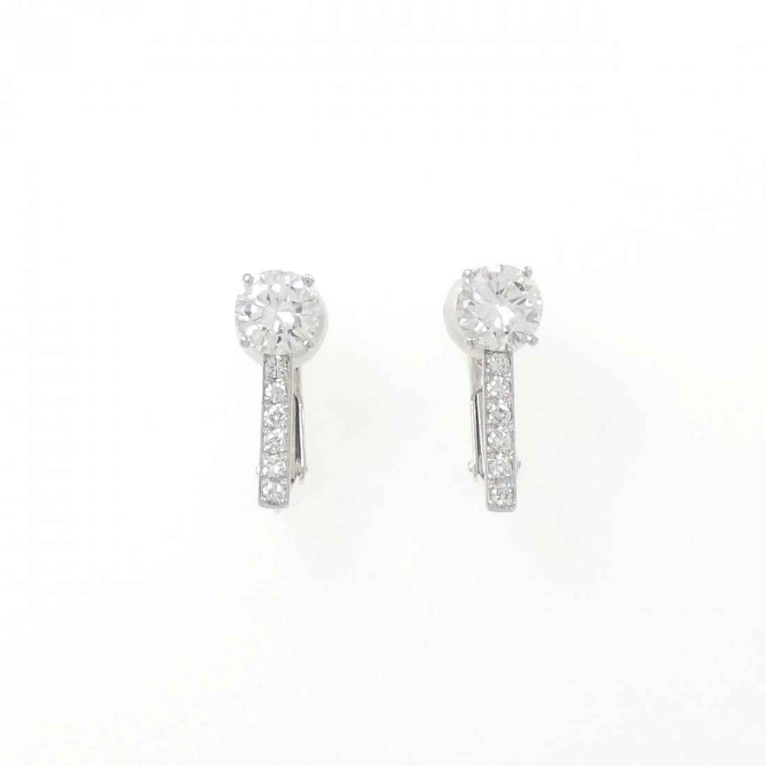 PT900 DIAMOND EARRINGS: PT900 Diamond Earrings Brand: Unbranded Type/Style: Pierce/Earring Material: PT900, Color: PT Size: Actual Size Approx. height x width: 15.0mm x 5.3mm Accessories: None Accessories Notice: When