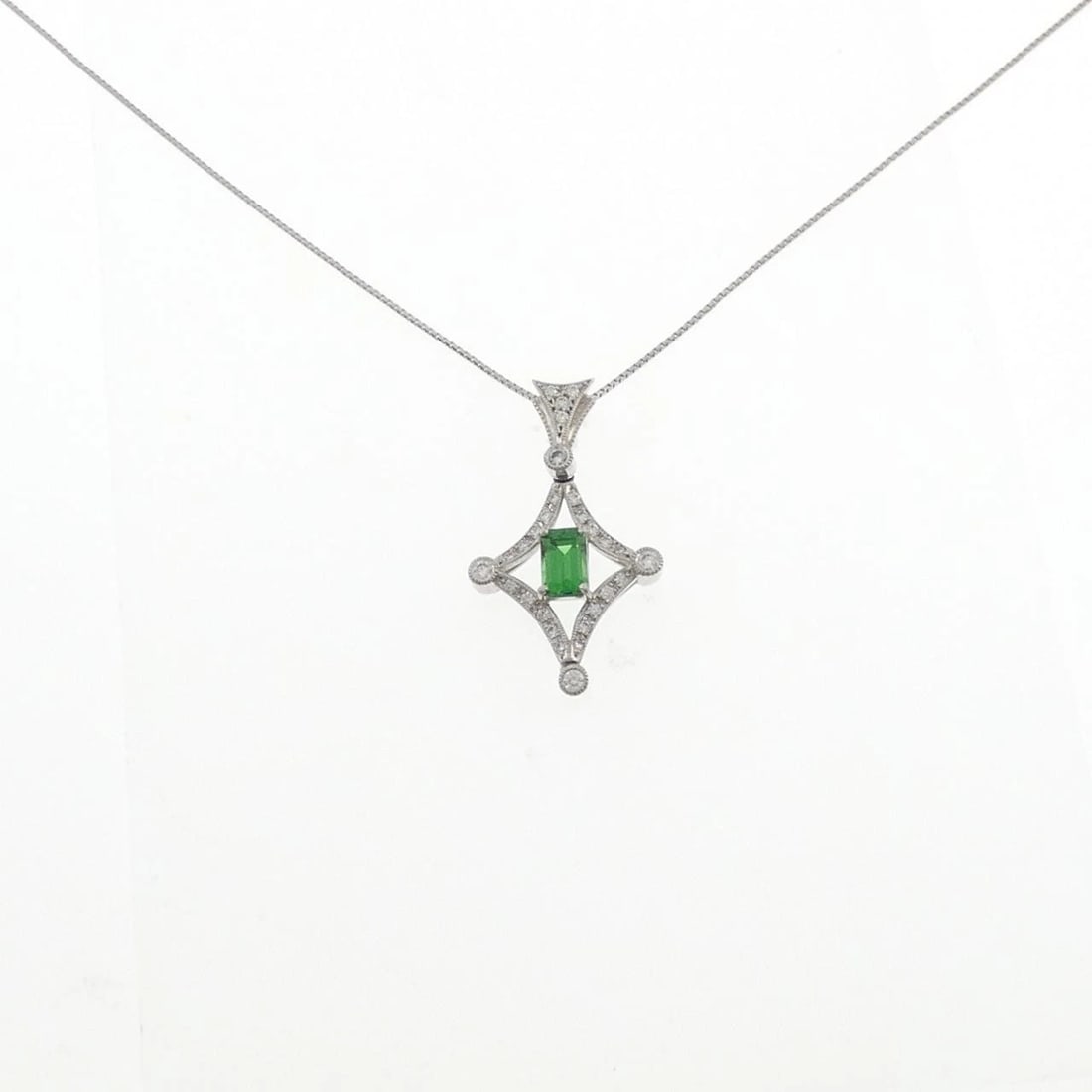PT900/PT850 GREEN GARNET NECKLACE: PT900/PT850 Green Garnet Necklace Brand: Unbranded Type/Style: Garnet Necklace Material: PT900/PT850, Main Stone Garnet Color: PT Size: Size Length 45cm Accessories: None Accessories Notice: When