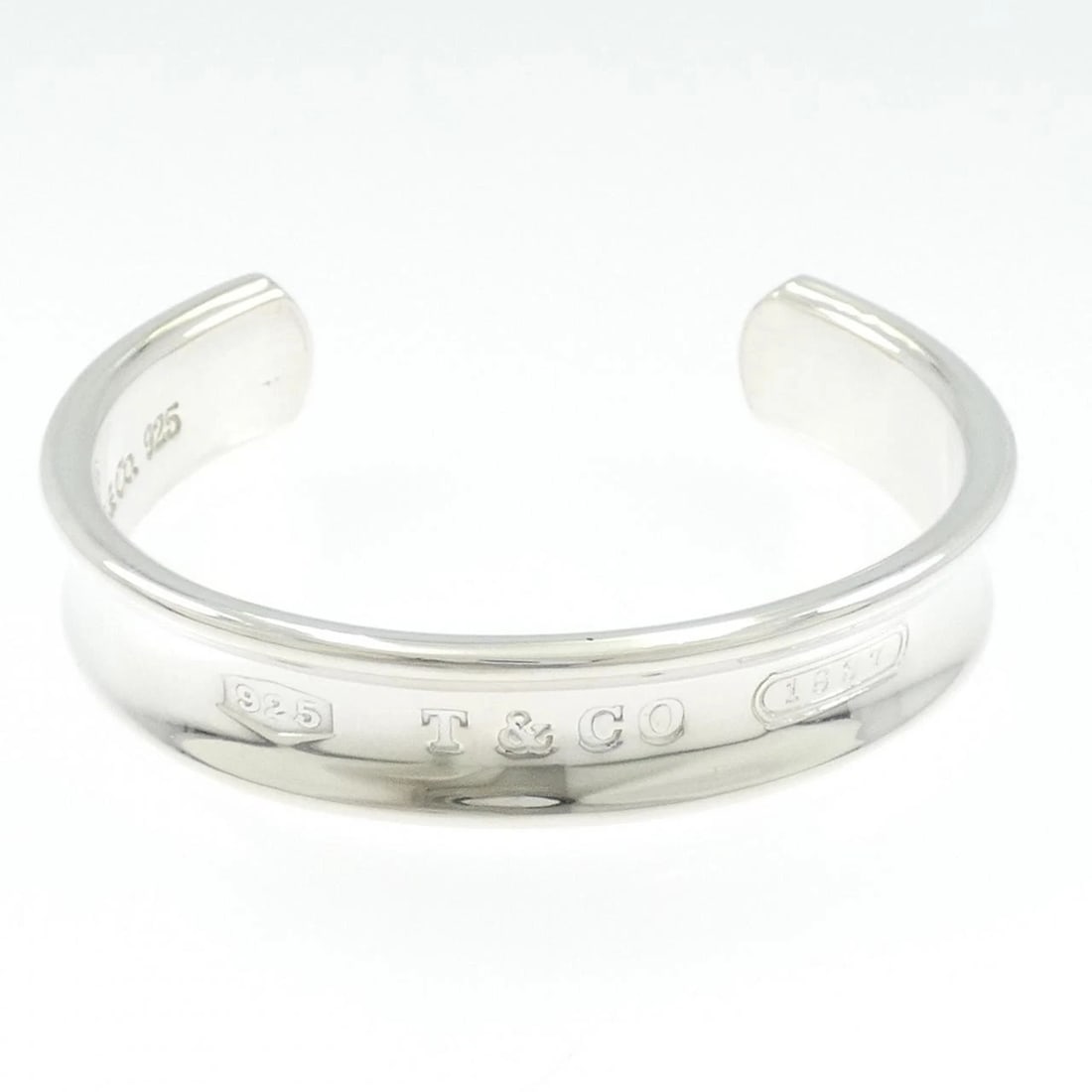 TIFFANY & CO. BANGLE: TIFFANY & Co. Bangle Brand: TIFFANY&Co. Type/Style: TIFFANY & Co. Bracelet Material: 925Silver, Color: Silver Size: 15.5cm Max width approx: 11.8mm Accessories: None Accessories Notice: When