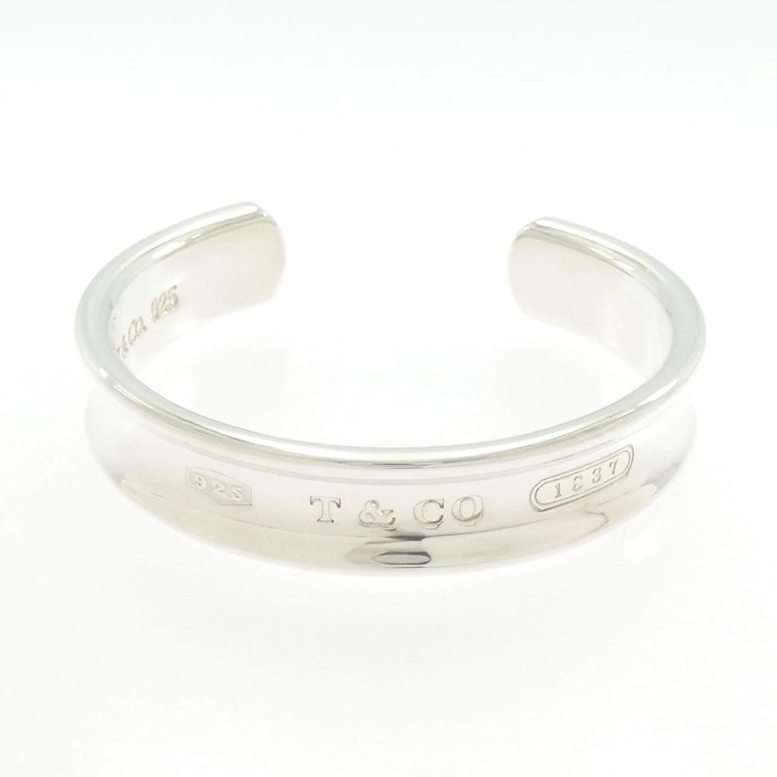 TIFFANY & CO. BANGLE: TIFFANY & Co. Bangle Brand: TIFFANY&Co. Type/Style: TIFFANY & Co. Bracelet Material: 925Silver, Color: Silver Size: 15cm Max width approx.: 11.9mm Accessories: None Accessories Notice: When