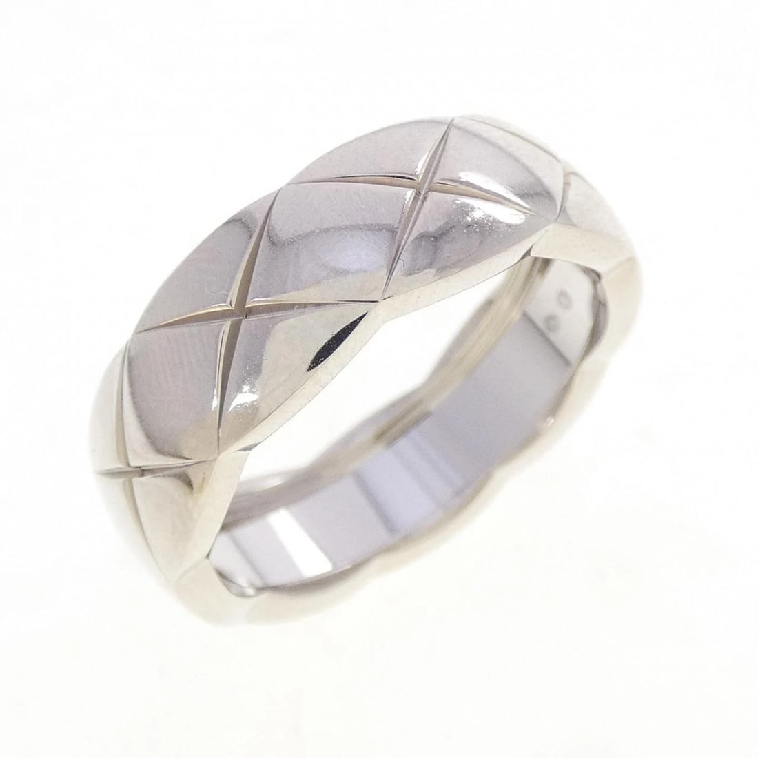 CHANEL COCO CRUSH MEDIUM RING: Chanel Coco Crush Medium Ring Brand: CHANEL Type/Style: Chanel Ring Material: 750 white gold, Color: white gold Size: US8 1/4(57) Accessories: None Accessories Notice: When purchasing pre-owned