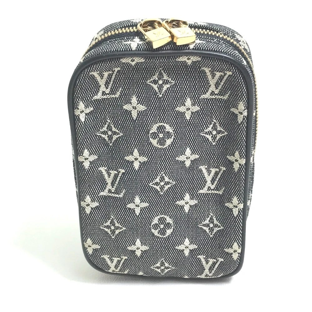 LOUIS VUITTON MONOGRAM MINI US-DIGITAL DIGITAL CAMERA CASE POUCH: LOUIS VUITTON Monogram mini Us-Digital Digital camera case Pouch Brand: LOUIS VUITTON Type/Style: Pouch Material: Monogram Mini Canvas Color: Gray Based Size: W3.3xH5.3xD1.6inch / W8.5cmxH13.5cmxD4cm 