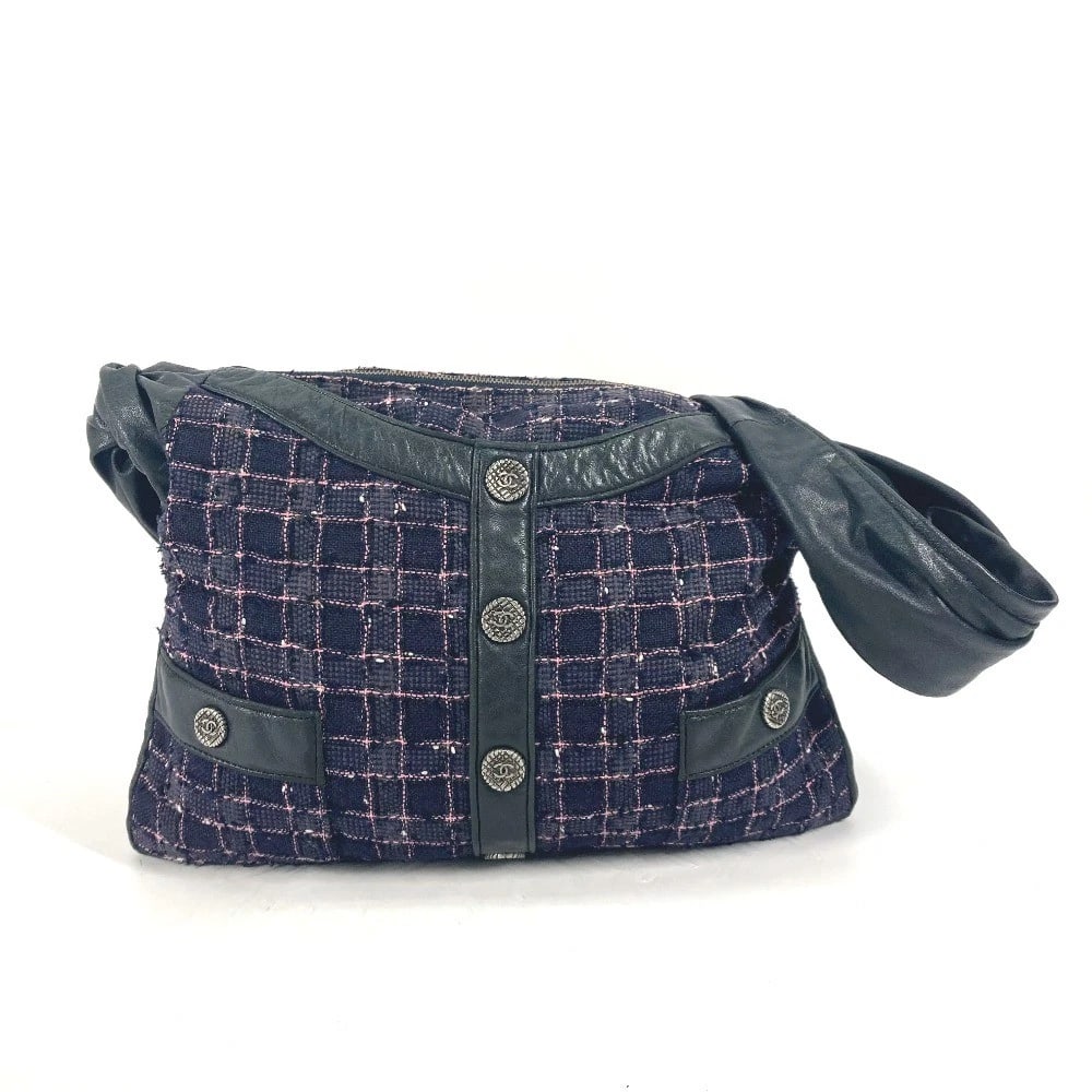 CHANEL BUTTON GIRL CHANEL SHOULDER BAG TWEED / LEATHER NAVY/PINK: CHANEL button Girl chanel Shoulder Bag tweed / Leather Navy/pink Brand: CHANEL Type/Style: Shoulder Bag Material: tweed / Leather Color: Navy / pink Size: W13.0xH9.8xD1.6inch / W33cmxH25cmxD4cm