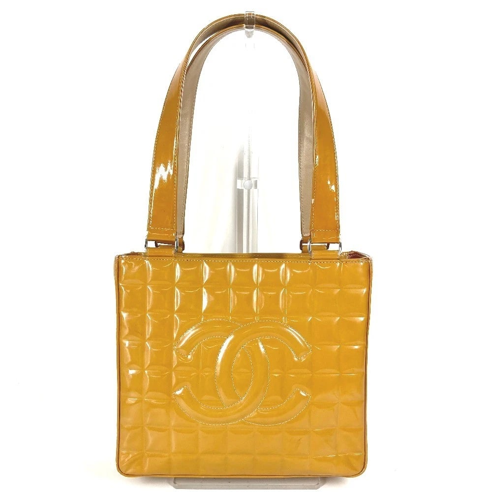 CHANEL CC CC MARK LOGO CHOCOLATE BAR SHOULDER BAG: CHANEL CC CC Mark logo chocolate bar Shoulder Bag Brand: CHANEL Type/Style: Shoulder Bag Material: Patent Leather Color: BeigeBased Size: W9.4xH8.3xD3.1inch / W24cmxH21cmxD8cm Accessories: None