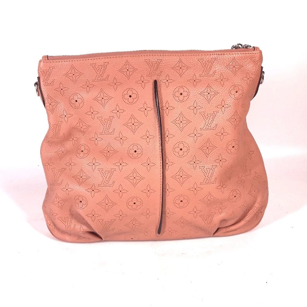 LOUIS VUITTON MONOGRAMMAHINA SERENE PM HAND BAG: LOUIS VUITTON MonogramMahina Serene PM Hand Bag Brand: LOUIS VUITTON Type/Style: Shoulder Bag Material: Monogram Mahina leather Color: Rose /pink Size: W15.0xH12.0xD1.8inch / W38cmxH30.5cmxD4.5cm
