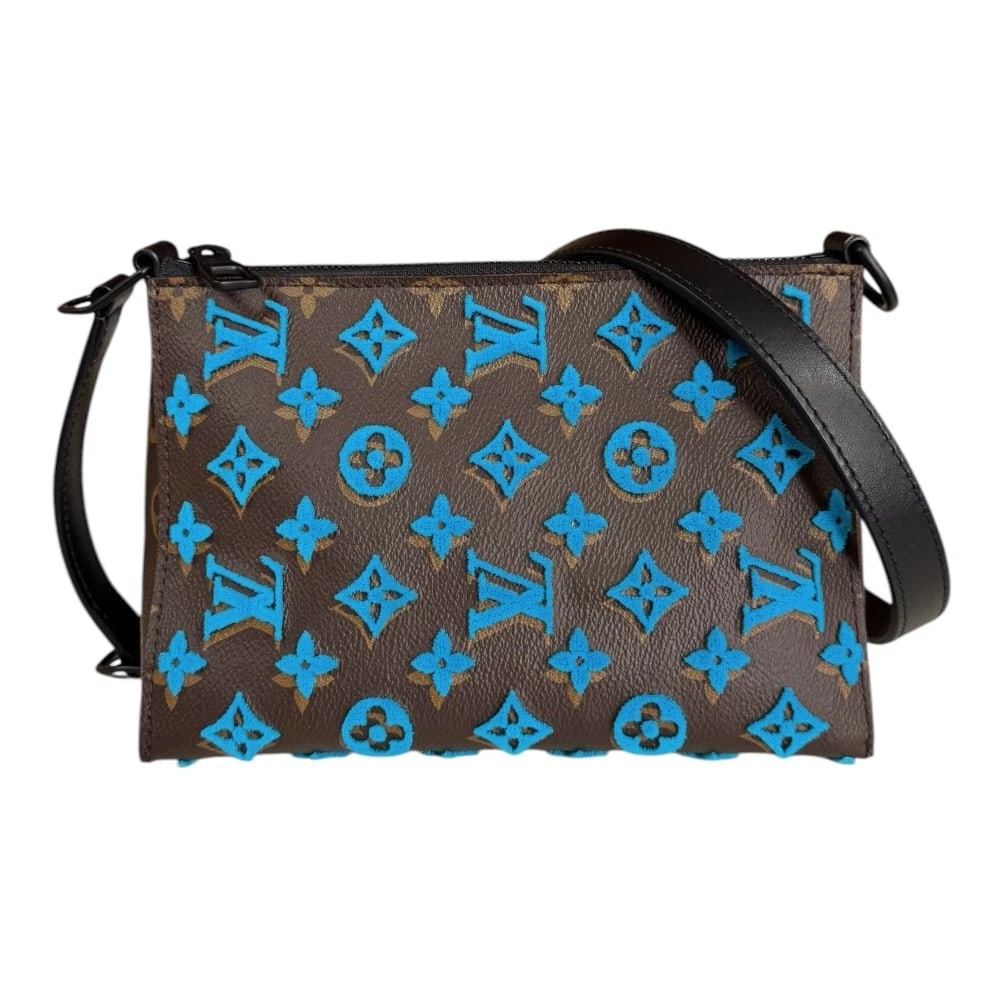 LOUIS VUITTON SHOULDER BAG MONOGRAM CANVAS: LOUIS VUITTON Shoulder Bag Monogram canvas Brand: LOUIS VUITTON Type/Style: Shoulder Bag Material: Exterior Material Monogram canvas Color: Exterior color blue Size: W8.7 x H5.5 x D5.3inch Accesso