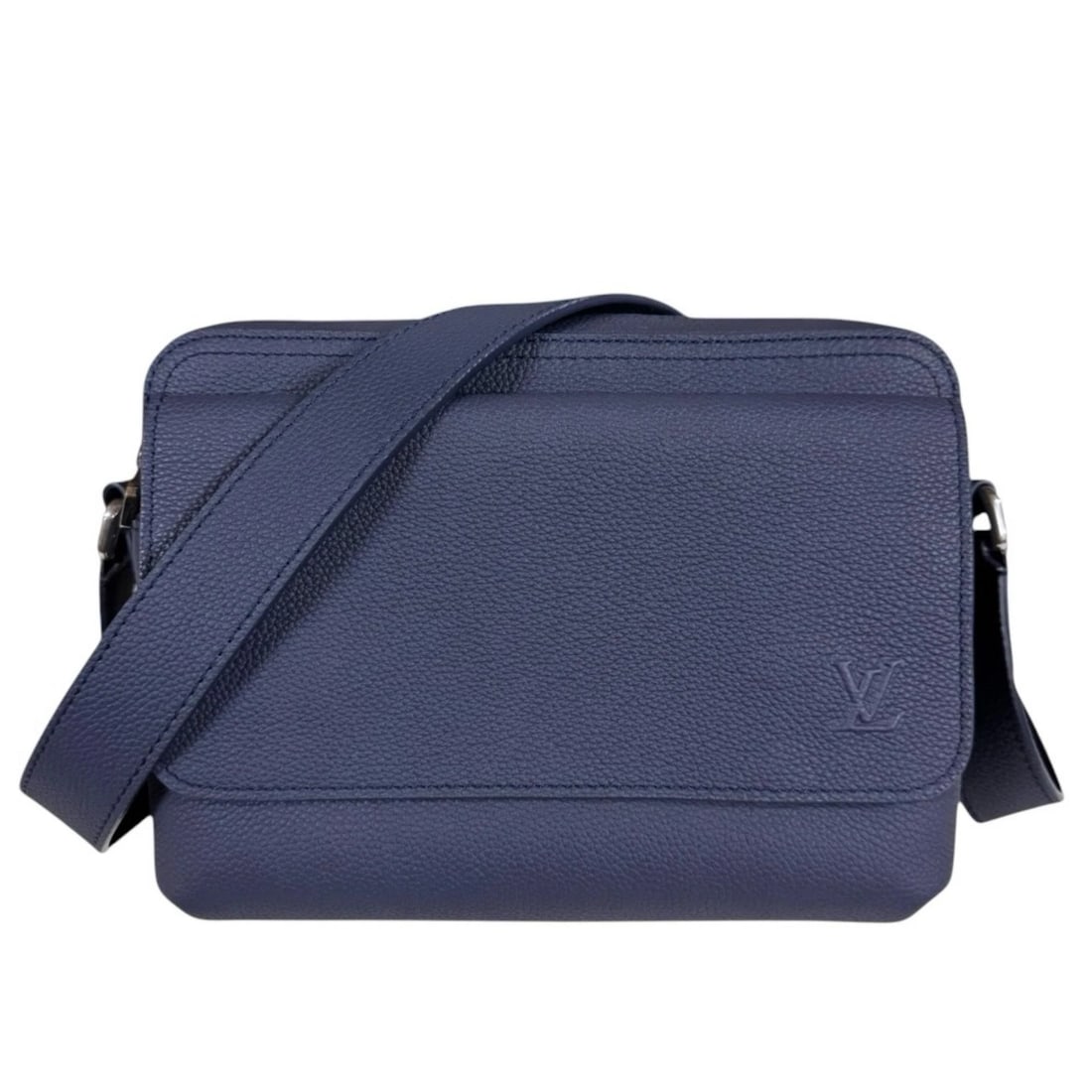 LOUIS VUITTON SHOULDER BAG CROSS BODY: LOUIS VUITTON Shoulder Bag Cross Body Brand: LOUIS VUITTON Type/Style: Shoulder Bag Material: Exterior Material Waxy calf leather Color: Exterior color navy Size: W9.3 x H6.9 x D3.5inch Accessories: