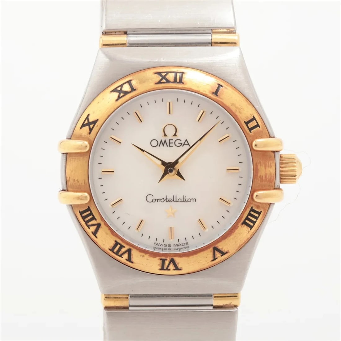 OMEGA CONSTELLATION QZ WHITE SHELL DIAL WATCH: Omega Constellation Qz White Shell Dial Watch Brand: Omega Type/Style: Wristwatch Material: SS?YG Color: Dial Color white shell Size: Case:W0.8 x H0.8inch / W22 x H22 Circumference of Wrist:6.1inch /