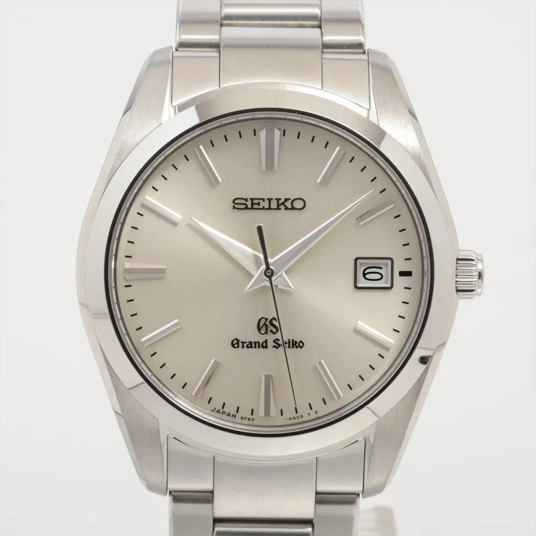 GRAND SEIKO SS QZ SILVER WATCH: Grand Seiko Ss Qz Silver Watch Brand: Grand Seiko Type/Style: Wristwatch Material: SS Color: Dial Color Silver Size: Case:W1.2 x H1.2inch / W35 x H35 Circumference of Wrist:6.1inch / 15.5 Accessor