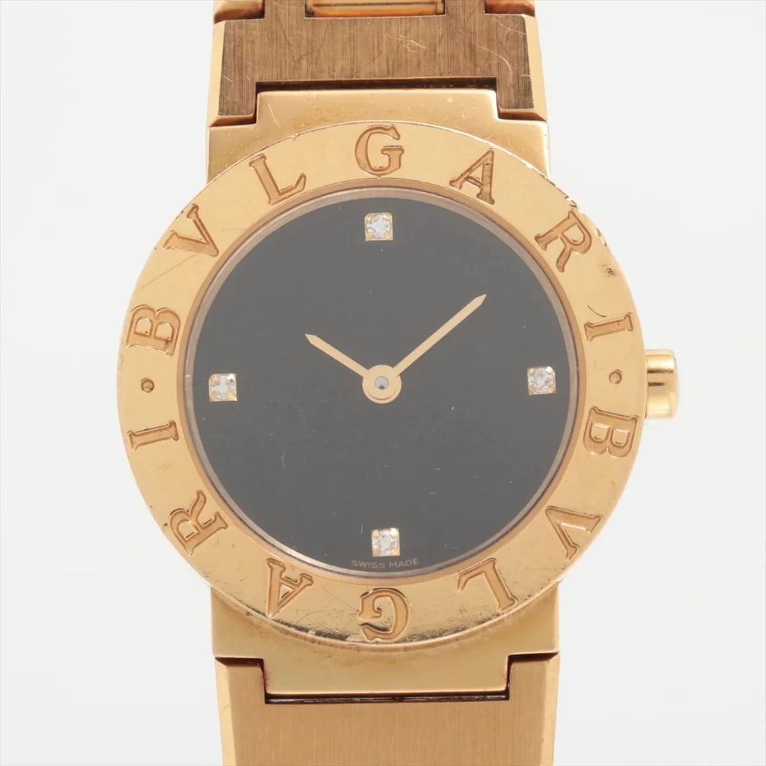 BVLGARI YG QZ BLACK DIAL WATCH: Bvlgari Yg Qz Black Dial Watch Brand: Bvlgari Type/Style: Wristwatch Material: YG Color: Dial Color Black Size: Case:W0.8 x H0.8inch / W26 x H26 Circumference of Wrist:6.5inch / 16.5 Accessories: