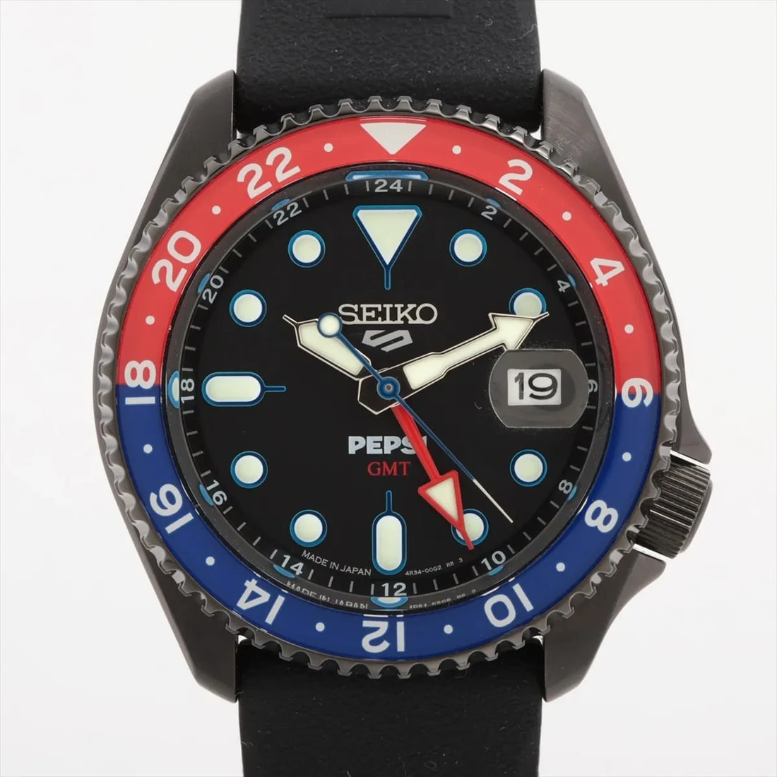 SEIKO 5 SPORTS SS & RUBBER QZ BLACK DIAL WATCH: Seiko 5 Sports Ss & Rubber Qz Black Dial Watch Brand: Seiko Type/Style: Wristwatch Material: SS & Rubber Color: Dial Color Black Size: Case:W1.6 x H1.6inch / W41 x H41 Circumference of Wrist:7.9inch /
