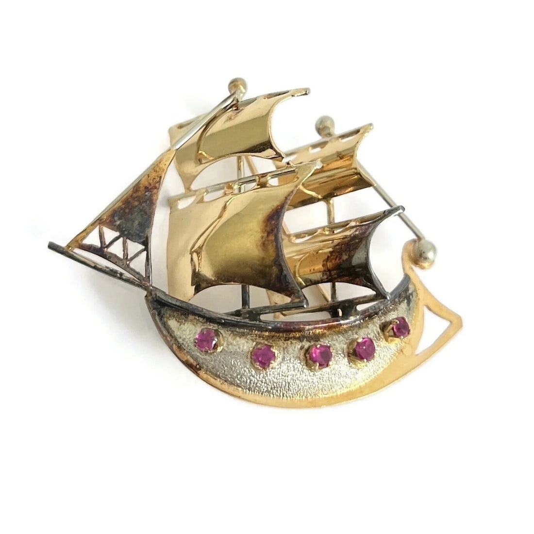 RUBY SAILING SHIP BOAT BROOCH 18K YELLOW GOLD: Ruby Sailing Ship Boat Brooch 18K Yellow Gold Brand: Estate Type/Style: Brooch Material: 18K Yellow Gold, Main Stone Natural Color: Gold Size: Measurements: 1.8 inches x 1.5 inches Accessories: None