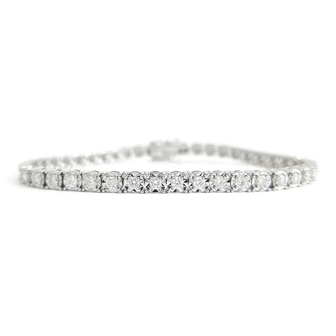 ROUND DIAMOND ILLUSION BRACELET 14K WHITE GOLD: Round Diamond Illusion Bracelet 14K White Gold Brand: Unbranded Type/Style: Bracelet Material: 14K White Gold, Main Stone Natural Color: Silver Size: Length: 7.5 inchesWidth: 4.3 mm Accessories: N