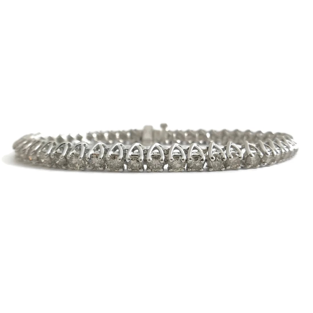ROUND DIAMOND TENNIS BRACELET 14K WHITE GOLD: Round Diamond Tennis Bracelet 14K White Gold Brand: Unbranded Type/Style: Bracelet Material: 14K White Gold, Main Stone Natural Color: Silver Size: Length: 7 inchesWidth: 5.5 mm Accessories: None