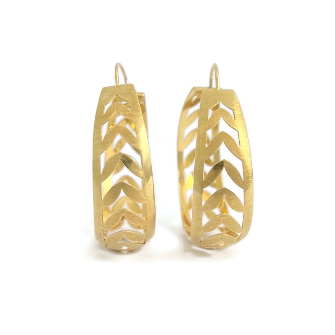 LEAF FILIGREE HOOP EARRINGS 18K YELLOW GOLD: Leaf Filigree Hoop Earrings 18K Yellow Gold Brand: Estate Type/Style: Earrings Material: 18K Yellow Gold, Color: Gold Size: Length: 1.5 inchesWidth: 11.5 mm Accessories: None Accessories Notice: When