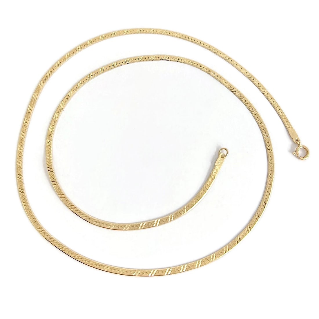 ITALIAN FLAT HERRINGBONE CHAIN NECKLACE 14K YELLOW GOLD: Italian Flat Herringbone Chain Necklace 14K Yellow Gold Brand: Unbranded Type/Style: Necklace Material: 14K Yellow Gold, Color: Gold Size: Length: 16 inches Width: 1.8 mm Accessories: None
