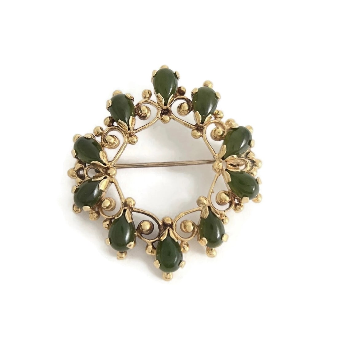 GREEN JADE CIRCLE WREATH BROOCH PIN 14K YELLOW GOLD: Green Jade Circle Wreath Brooch Pin 14K Yellow Gold Brand: Estate Type/Style: Brooch Material: 14K Yellow Gold, Main Stone Natural Color: Gold Size: Measurements: 1.3 inches x 1.25 inches Accessor