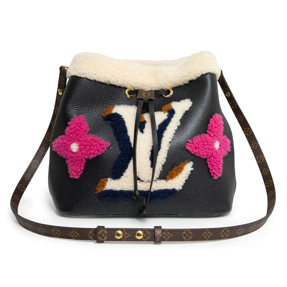 LOUIS VUITTON NEONOE MONOGRAM BLACK SHOULDER BAG: LOUIS VUITTON NeoNoe Monogram Black Shoulder Bag Brand: LOUIS VUITTON Type/Style: Shoulder Bag Material: Grain Leather / Shearling / Monogram Color: Black X Pink Size: W:25cm x H:24cm x D:17cm Acc