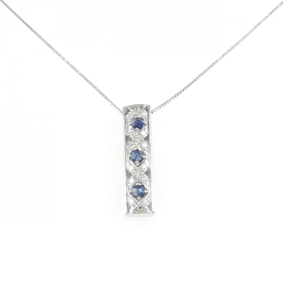 K18WG SAPPHIRE NECKLACE: K18WG Sapphire Necklace Brand: Unbranded Type/Style: Sapphire Necklace Material: K18 white gold, Main Stone Sapphire Color: white gold Size: Length: 45cm Accessories: None Accessories Notice: When