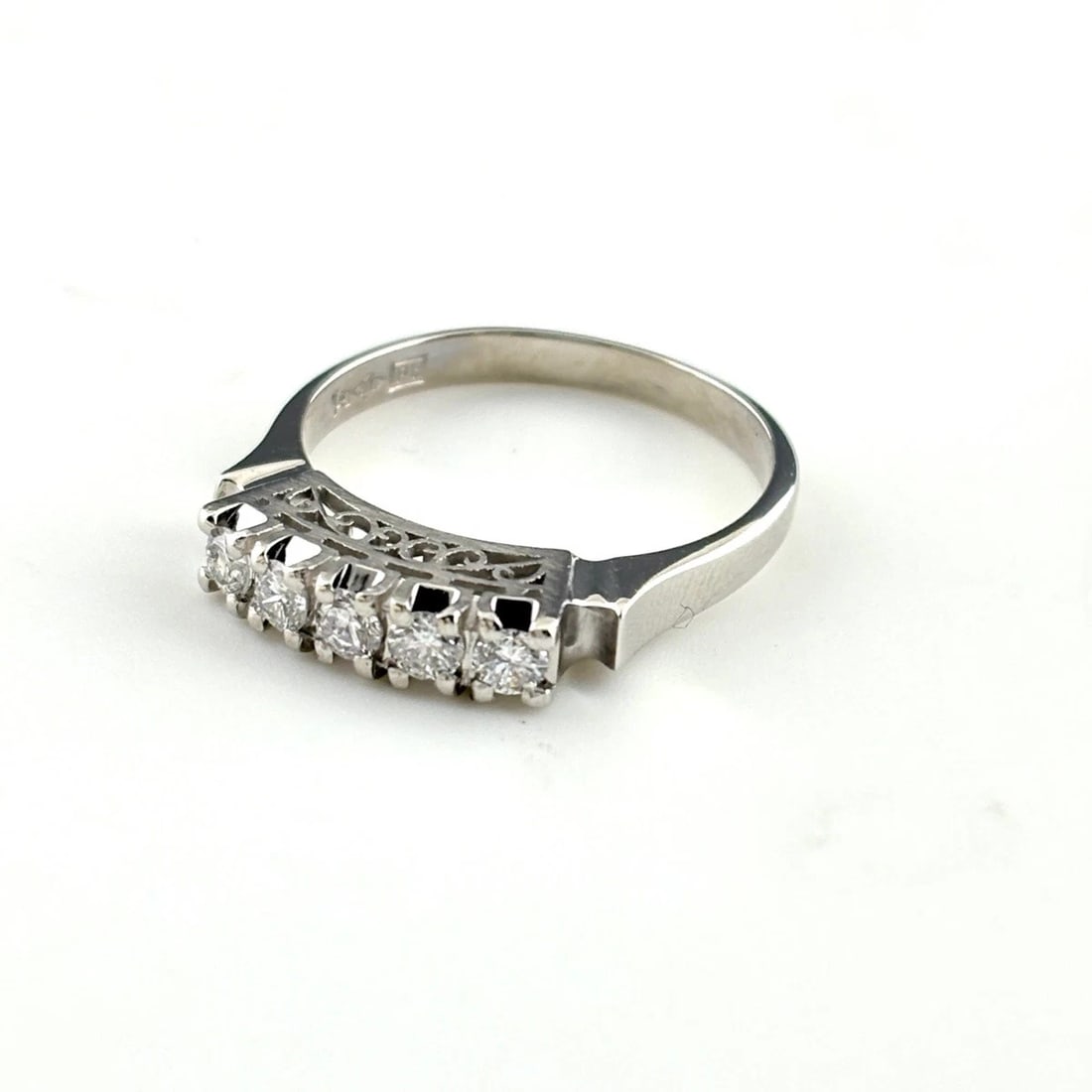 MELEE DIAMOND DESIGN RING PLATINUM: melee diamond design ring Platinum Brand: Unbranded Type/Style: Ring Material: Pt900, Main Stone Natural Color: Silver Size: US 6.5 Accessories: None Accessories Notice: When purchasing pre-owned