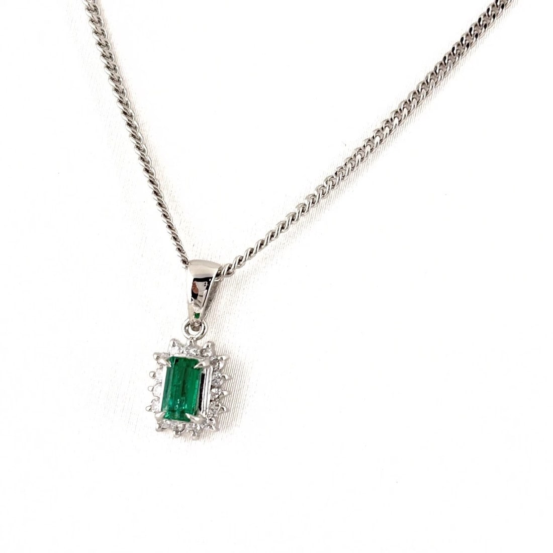 EMERALD DESIGN NECKLACE PLATINUM PENDANT: Emerald design necklace Platinum Pendant Brand: Unbranded Type/Style: Necklace Material: Pt900 Pt850, Main Stone Emerald Color: Pt Size: Chain / code 40cm(15.7") Chain width 1.3mm(0.1") Total length