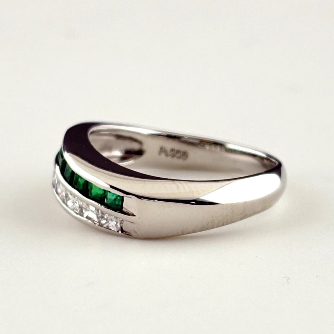EMERALD DESIGN PLATINUM RING - 3