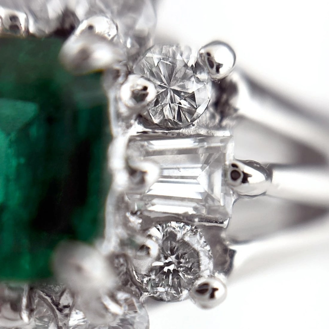 EMERALD DESIGN RING PLATINUM - 3
